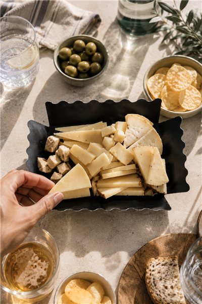 Plateau de fromages artisanaux coupés surprise-lateral