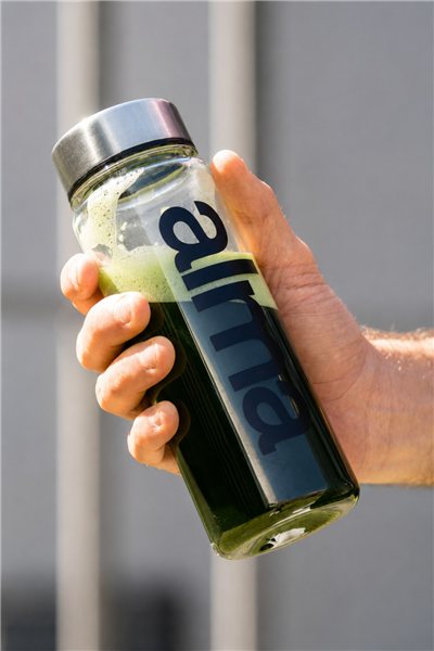 Daily green smoothie for energy and wellness-trasera