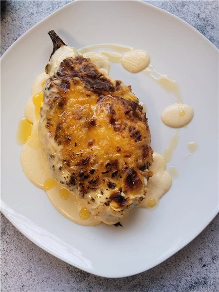 Berenjena rellena de carne y verduras con bechamel de puerros-detalle