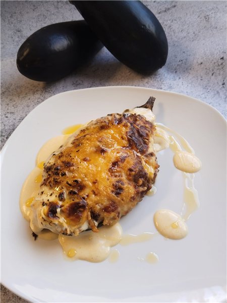 Berenjena rellena de carne y verduras con bechamel de puerros-lateral