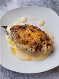 Berenjena rellena de carne y verduras con bechamel de puerros