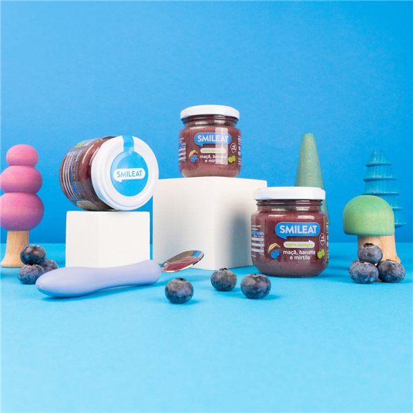Jar of apple, banana and blueberry-trasera