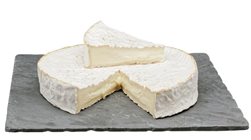 Brie - es un tipo de queso de origen francés, conocido por su sabor suave y cremoso.