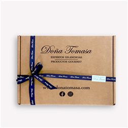 Special box with ribbon, tissue paper, and decorative shavings. (Santander Pack)