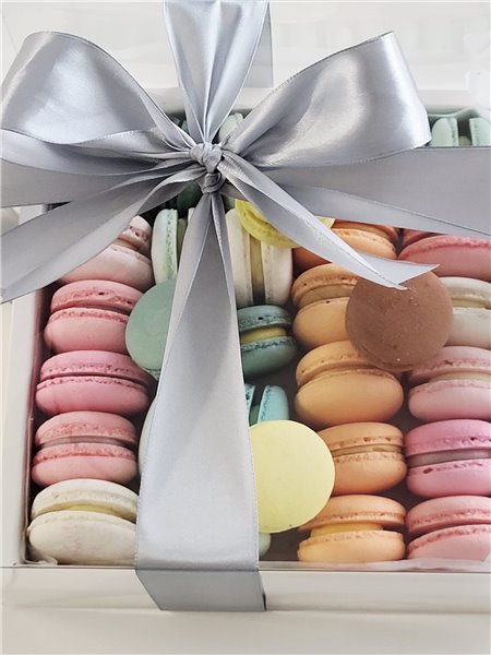 Gift box with 30 macarons-lateral