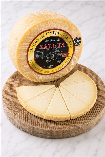 Geschenkbox mit Halbfestem Käse von Schafmilch Artisan Saleta-lateral