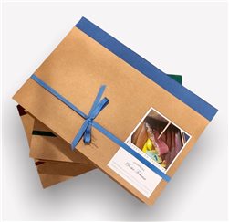Caja Tapizada con lazo, papel de seda y viruta decorativa.