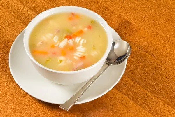 La traducción de "Caldo de Pollo Camporel" al alemán es "Camporel Hühnerbrühe".-detalle