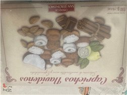 La traducción al alemán de "Caprichos, mantecados y especialidades" es:

"Kaprichos, Mantecados und Spezialitäten." 

Ten en cuenta que "caprichos" puede no tener una traducción directa en este contexto, así que se puede dejar en español o adaptarse según el uso deseado. Si "caprichos" se refiere a algún tipo específico de dulce o golosina, podría ser útil buscar un término más específico en alemán.