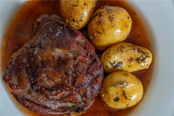 La traducción al alemán de "Carrillada de Ternera Angus Confitada" es "Konfierte Angus-Rinderschulter".-detalle