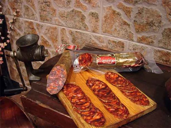 Tasting of Eusebio cold cuts with chorizo, salchichón, and Iberian loin.-detalle