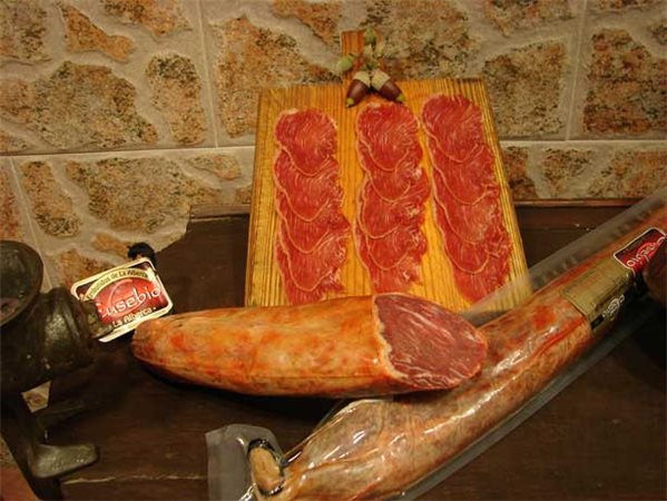 Tasting of Eusebio cold cuts with chorizo, salchichón, and Iberian loin.-lateral