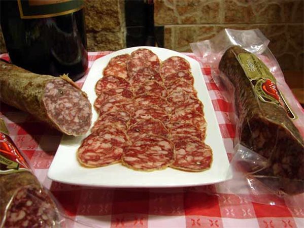 Tasting of Eusebio cold cuts with chorizo, salchichón, and Iberian loin.-trasera