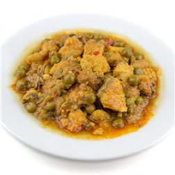 "Cazón a la marinera" se traduce al inglés como "Shark in marinara sauce" o "Marinera-style shark."