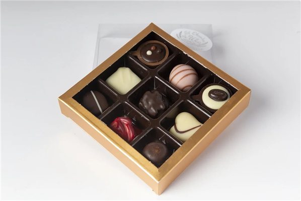 Cesta Detalle con Bombones Uko-lateral