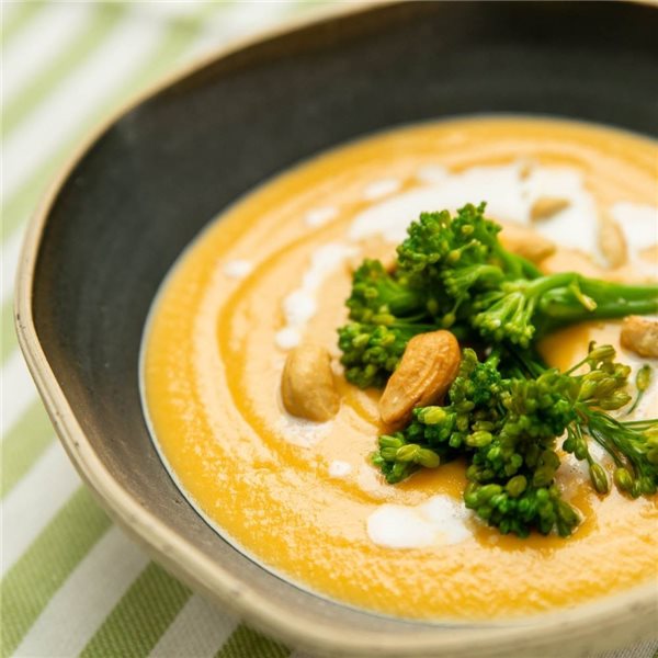 Roasted sweet potato cream with baby broccoli and cashews-detalle