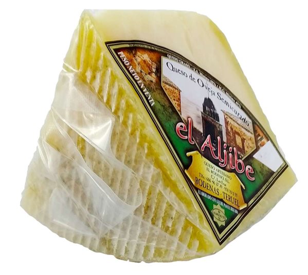 Semi-cured cheese wedge-detalle