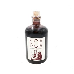 La traducción de "Eau de Noix Chartreuse" al alemán sería "Nusswasser Chartreuse".