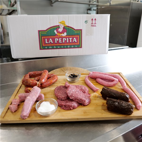EMBUTIDOS LA PEPITA Pack Barbacoa Clásico (4 pax) 4 Hamburguesas mixta (vacuno/cerdo), 6 Chorizos Criollos, 1 Morcilla arroz , 8 Chorizos Rojos, 8 Salchichas Blancas Cerdo-detalle