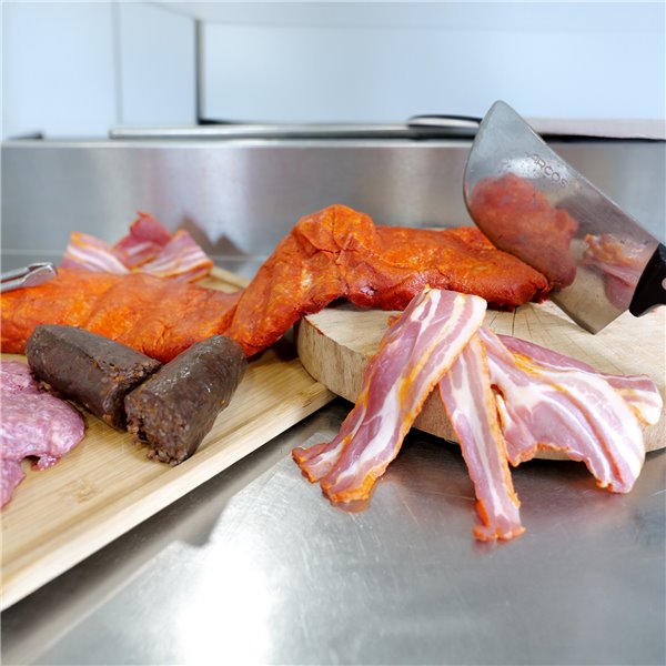 EMBUTIDOS LA PEPITA Pack Barbacoa Completo (8 pax), 8 Hamburguesas Mixta(vacuno/cerdo), 6 Chorizos Criollos, 8 Chorizos rojos, 2 Morcillas arroz, 10 Lonchas de Bacon, 1,5 kg Costilla Cerdo Adobada-detalle