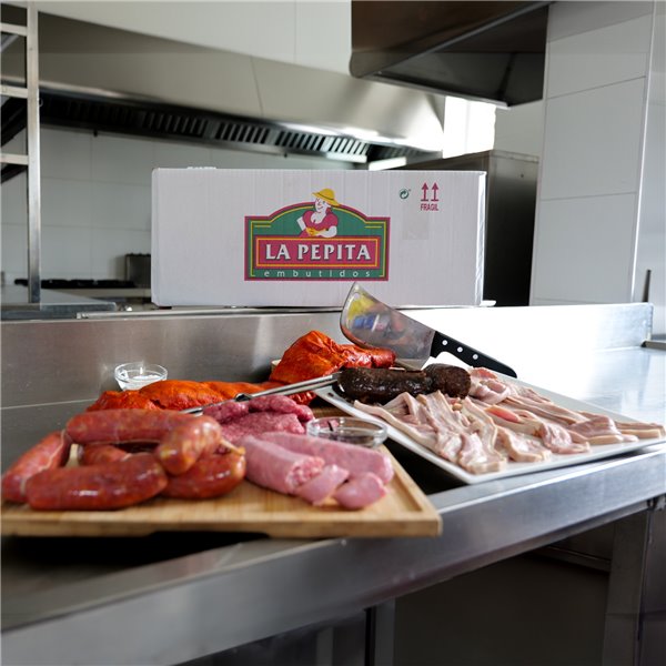 EMBUTIDOS LA PEPITA Pack Barbacoa XXL (8 pax), 8 Hamburguesas Mixta(vacuno/cerdo), 6 Chorizos Criollos, 8 Chorizos Rojos, 2 Morcillas arroz, 1 kg de Panceta fresca, 1,5 kg Costilla Cerdo Adobada-detalle