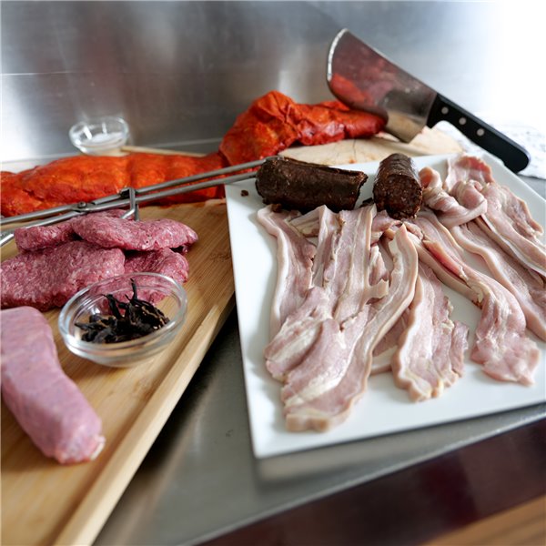 EMBUTIDOS LA PEPITA Pack Barbacoa XXL (8 pax), 8 Hamburguesas Mixta(vacuno/cerdo), 6 Chorizos Criollos, 8 Chorizos Rojos, 2 Morcillas arroz, 1 kg de Panceta fresca, 1,5 kg Costilla Cerdo Adobada-lateral