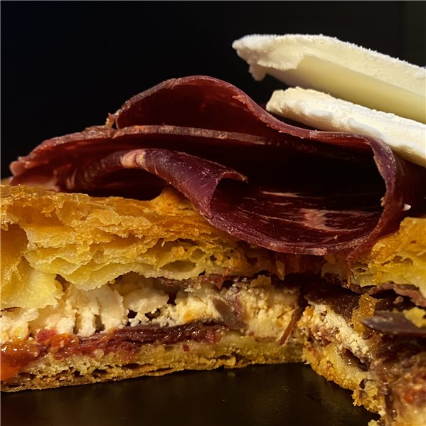 Chausson à la viande de boeuf séchée et fromage de chèvre XXL-detalle