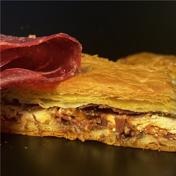 Empanada au fromage de chèvre et à la cécina-lateral