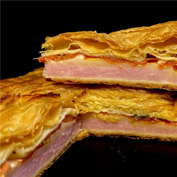 Empanada au jambon, au fromage et à la tomate naturelle-lateral