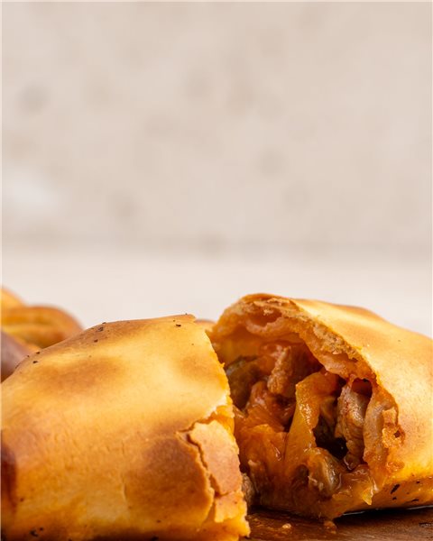 Two meat turnovers 180 g-detalle