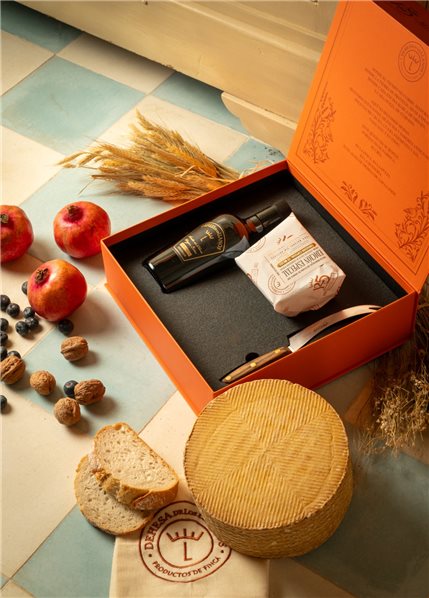 125th Anniversary Set - Cheese, Olive Oil, and Arcos Cheese Knife-trasera