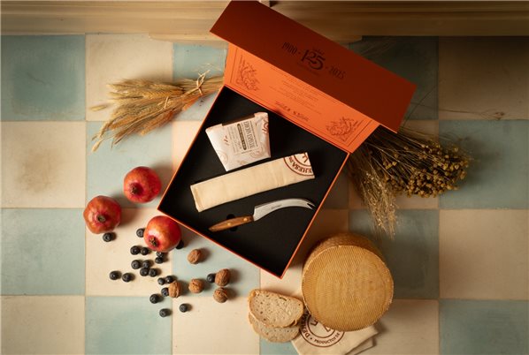 125th anniversary set - Cheese, Arcos cheese knife, and Conservation cloth-trasera