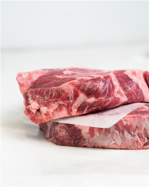 La traducción de "filete de aguja de ternera" al alemán es "Rinderhüfte".-lateral