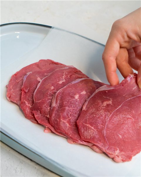 La traducción de "Filete de corazón de babilla" al francés es "Filet de cœur de gîte".-detalle