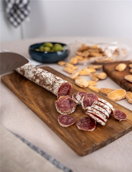 Fuet Especial 170g. se traduce al alemán como "Fuet Especial 170g." ya que es un nombre de producto específico y no requiere traducción. Si necesitas una descripción adicional en alemán, por favor indícamelo.-detalle