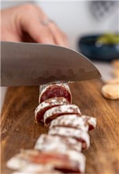 Fuet Especial 170g. se traduce al alemán como "Fuet Especial 170g." ya que es un nombre de producto específico y no requiere traducción. Si necesitas una descripción adicional en alemán, por favor indícamelo.