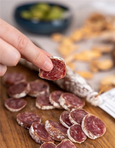 Fuet Especial 170g. se traduce al alemán como "Fuet Especial 170g." ya que es un nombre de producto específico y no requiere traducción. Si necesitas una descripción adicional en alemán, por favor indícamelo.-trasera