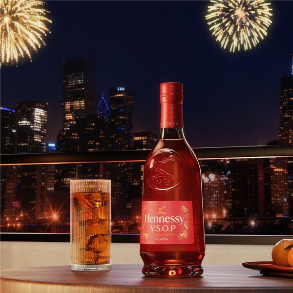 Hennessy VSOP Year of the Horse X Xu Zhen Estuchado-detalle