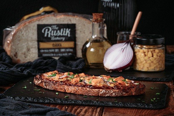 Hogaza de pan The Rustik Bakery con masa madre 10%-lateral