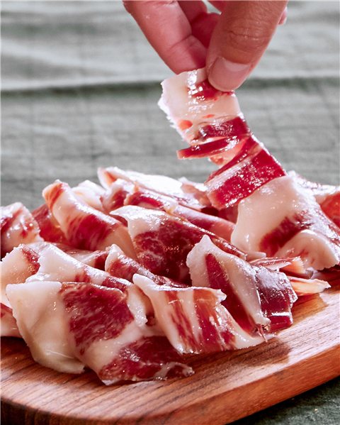 Jamón de bellota 50% Ibérico a cuchillo 100 g se traduce al alemán como:

„Eichel-Schinken 50% Iberico, handgeschnitten, 100 g“-detalle