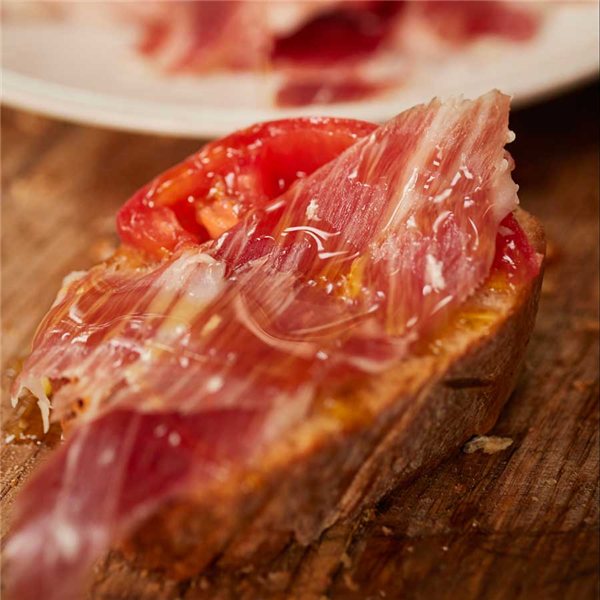 Jamón de bellota 50% Ibérico a cuchillo 100 g se traduce al alemán como:

„Eichel-Schinken 50% Iberico, handgeschnitten, 100 g“-lateral