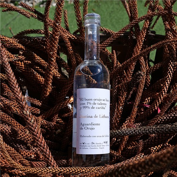 JUSTINA DE LIEBANA Premium Orujo Aguardiente with Liébana Grape, Craft Distilled from Native Varieties, 45% Vol., 70 cl-lateral