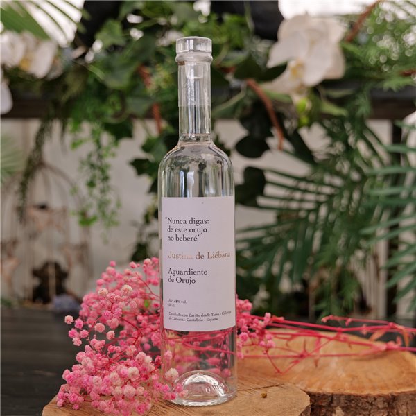 JUSTINA DE LIEBANA Orujo Premium, handgebrannter Schnaps mit Kupferbrennblase, 48% Vol., 70 cl.-lateral