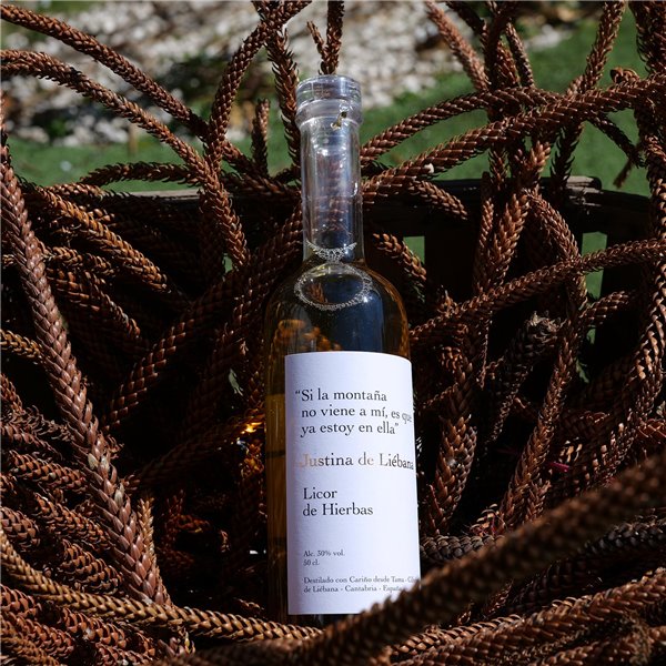 JUSTINA DE LIEBANA Licor de Hierbas Premium, Bebida Artesanal con Aguardiente de Orujo y Té del Puerto, 30% Vol., 70 cl, Sabor Herbáceo y Frutal con Notas de Té Verde y Camomila-lateral