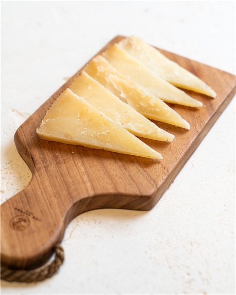 La traducción de "Labadía añejo cuña" al alemán es "Labadía Aged Cheese". Si "cuña" se refiere a una forma específica del queso (como un trozo o cuña), se podría usar "Stück" o "Keil" en alemán. Por lo tanto, una posible traducción completa sería "Labadía Aged Cheese Stück" o "Labadía Aged Cheese Keil".-lateral