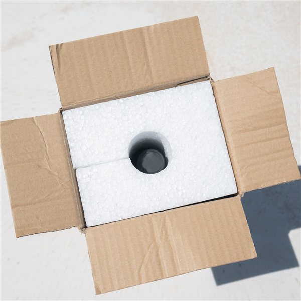 Labores Chardonnay 75cl translates to "Labores Chardonnay 75cl" in English, as it is the name of a wine and the measurement is the same in both languages.-lateral