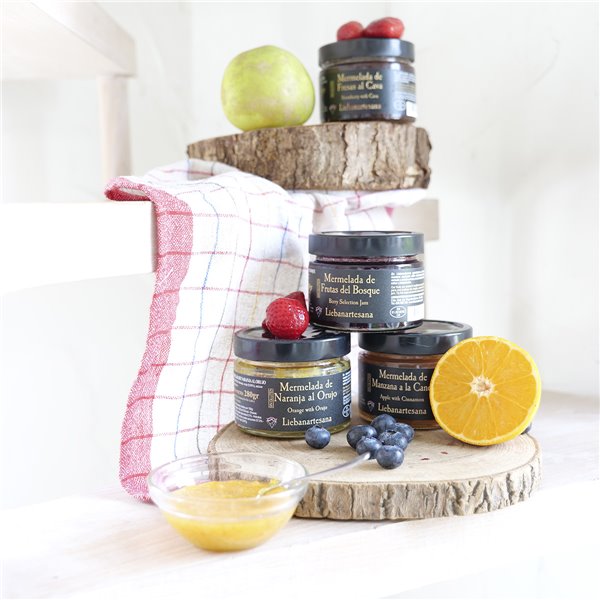 LIEBANARTESANA - Handwerksmarmeladen-Packung 4x280g | Erdbeere mit Sekt + Waldfrüchte + Orangenschnaps + Apfel und Zimt | Natürlich und traditionell aus Kantabrien.-lateral