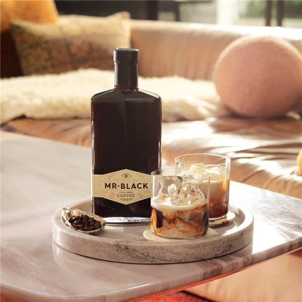 MR Black Cafe-lateral