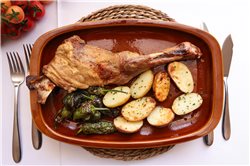 Paletilla de Cordero Lechal asada con cazuela de barro  (900gr aprox.)