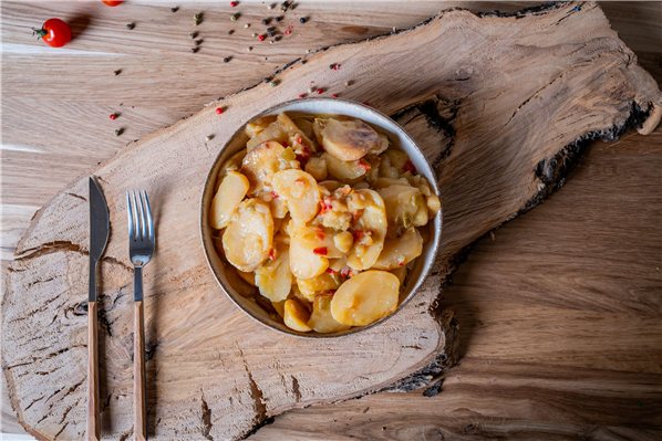 "Patatas a lo pobre" se traduce al inglés como "Poor man's potatoes."-detalle